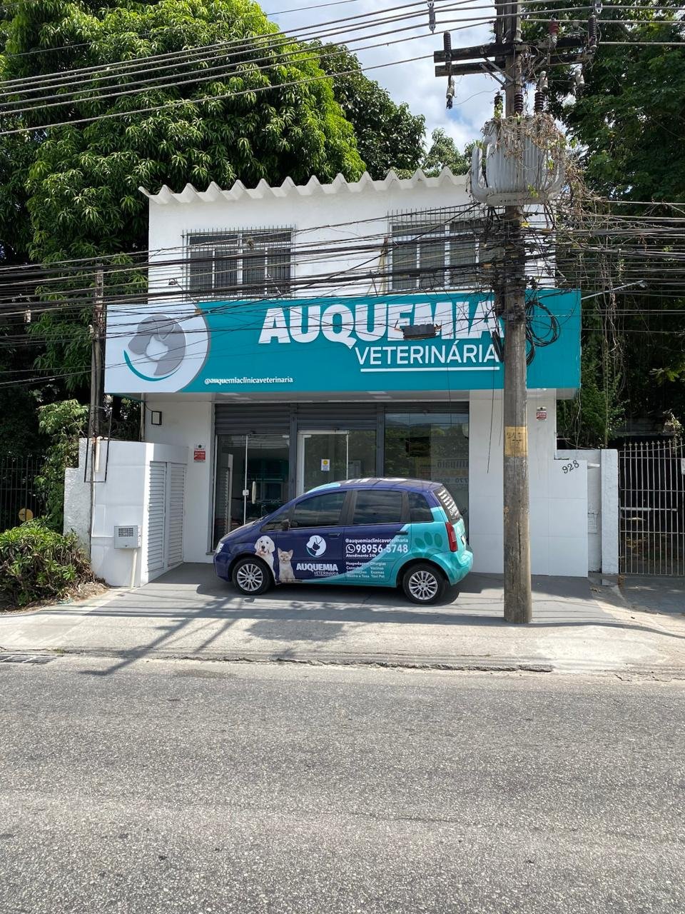 Fachada da unidade Auquemia Veterinária na Estrada do Monteiro